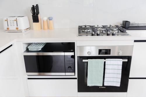 مطبخ, 4 bedrooms Retreat with Netflix with Prime Location in هوويك