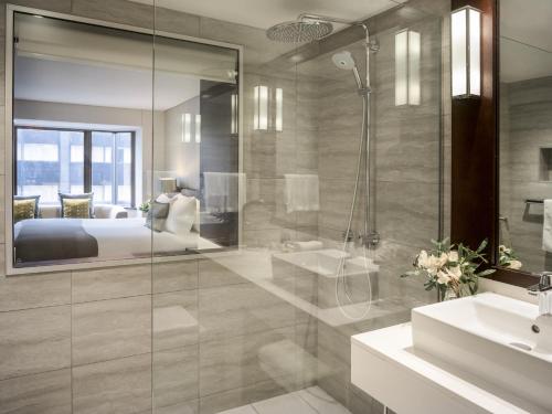 Premium King Room image 5