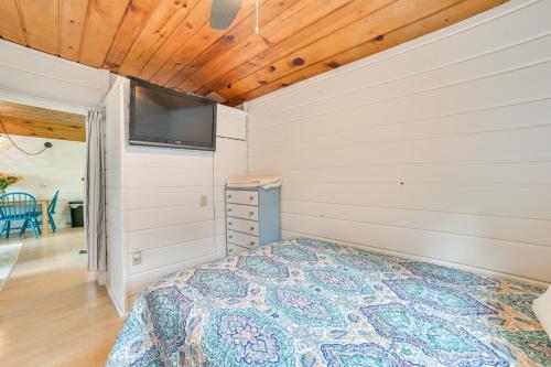 Charming Tiny Cottage 5 with Crooked Lake Access! Charming Tiny Cottage 5 with Crooked Lake Access!