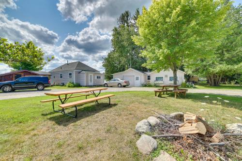 Charming Tiny Cottage 5 with Crooked Lake Access! Charming Tiny Cottage 5 with Crooked Lake Access!