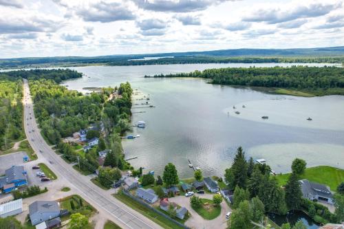 Charming Tiny Cottage 5 with Crooked Lake Access! Charming Tiny Cottage 5 with Crooked Lake Access!