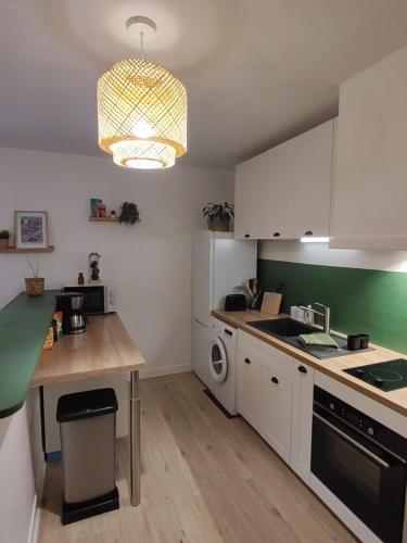 ห้องครัว, La Crécynette - near Disneyland and Parrot World (La Crecynette - near Disneyland and Parrot World) in เครซี-ลา-ชาเปล