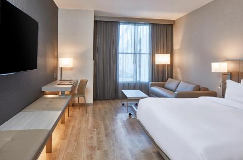 Deluxe Guest room, 1 King, Sofa bed
