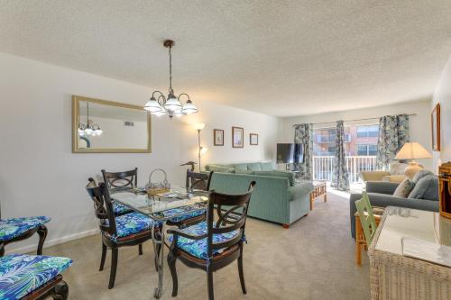 Central Cocoa Beach Condo with View, Steps to Beach! in 可可海灘