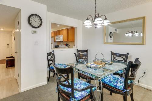 Central Cocoa Beach Condo with View, Steps to Beach! in 可可海灘