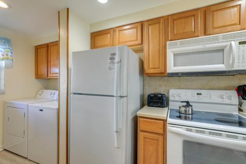 Central Cocoa Beach Condo with View, Steps to Beach! in 可可海灘