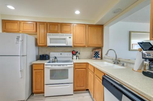 Central Cocoa Beach Condo with View, Steps to Beach! in 可可海灘