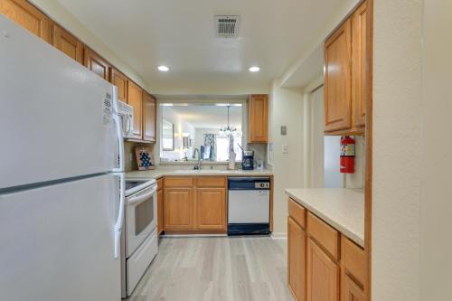 Central Cocoa Beach Condo with View, Steps to Beach! in 可可海灘