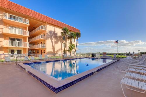 Central Cocoa Beach Condo with View, Steps to Beach! in 可可海灘