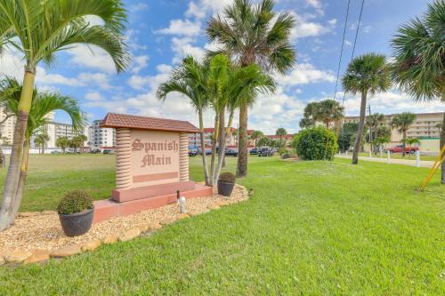 Central Cocoa Beach Condo with View, Steps to Beach! in 可可海灘