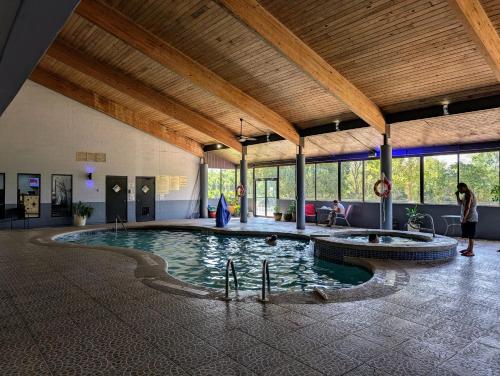 Grand Prairie Hotel - image 7