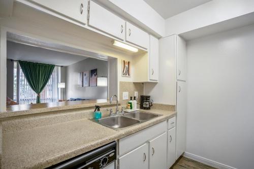 Towne Plaza Apartments #114 in the Galleria Area near เซนต์อาร์โนลด์บรูวิงคอมพานี