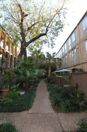Towne Plaza Apartments #114 in the Galleria Area