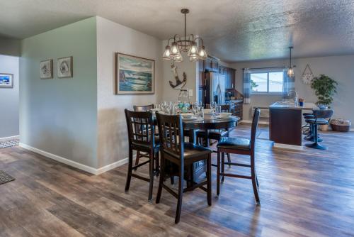 The Pacific Lookout Sleeps 6 Hot Tub Pet Friendly Ocean View EV Charger - main image