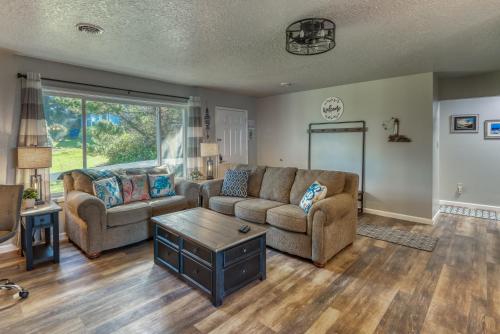 The Pacific Lookout Sleeps 6 Hot Tub Pet Friendly Ocean View EV Charger - image 2