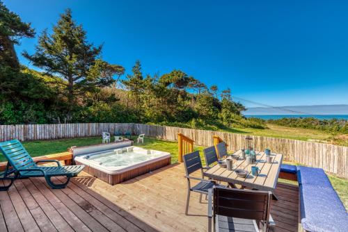 The Pacific Lookout Sleeps 6 Hot Tub Pet Friendly Ocean View EV Charger - image 4