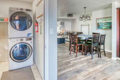 The Pacific Lookout Sleeps 6 Hot Tub Pet Friendly Ocean View EV Charger - image 13