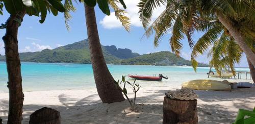 Poemanahere island camping a Maupiti near Maupiti Airport