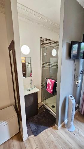 淋浴間, Chambre style hôtelière dans logement partagé, Le Pepsy Paris & Stade de France (Chambre style hoteliere dans logement partage, Le Pepsy Paris & Stade de France) in 塞納河畔埃皮奈