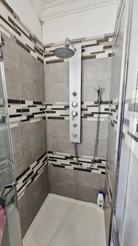 淋浴間, Chambre style hôtelière dans logement partagé, Le Pepsy Paris & Stade de France (Chambre style hoteliere dans logement partage, Le Pepsy Paris & Stade de France) in 塞納河畔埃皮奈