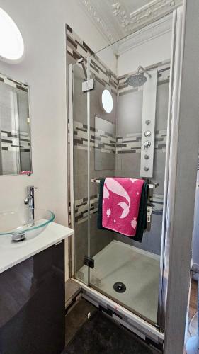 淋浴間, Chambre style hôtelière dans logement partagé, Le Pepsy Paris & Stade de France (Chambre style hoteliere dans logement partage, Le Pepsy Paris & Stade de France) in 塞納河畔埃皮奈