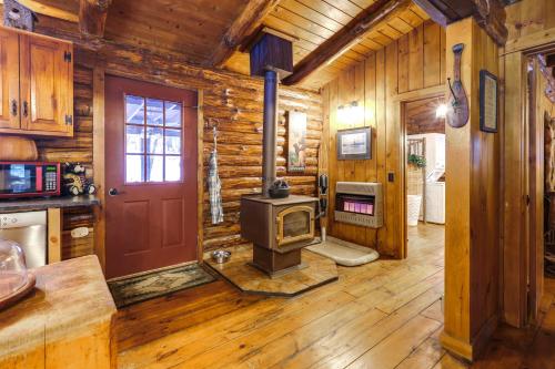 Lake and Beach Access at Lake Luzerne Cabin! in Лейк Лузерн