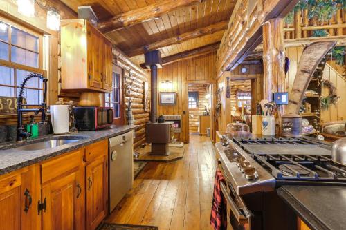 Lake and Beach Access at Lake Luzerne Cabin! in Лейк Лузерн