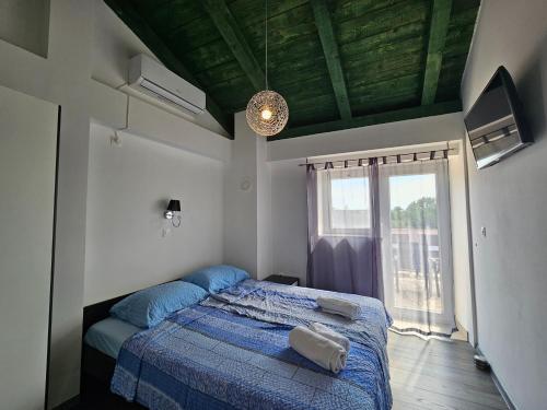 Family friendly house with a swimming pool Ljutici, Krk - 23686 in ยูติซี