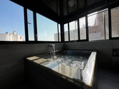 Private hottub Athens Skythens omonoia, Atene (foto 5)