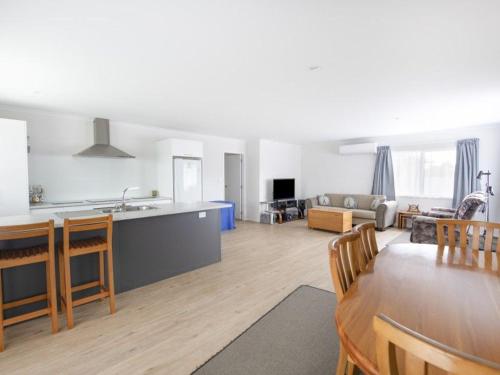 ห้องส่วนกลางสำหรับนั่งเล่น/ดูทีวี, CareGreen BnB in ปีรีไม