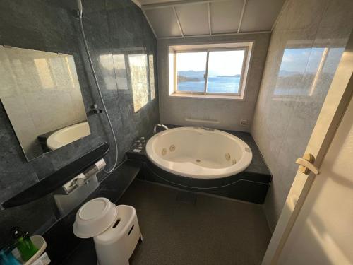 room detail thumbnail 2