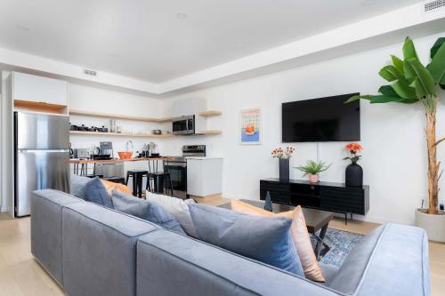 Large Victorian Sleeps 6 by UofT - Tap to explore photos