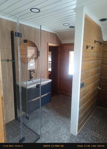 Shower, Kangru Holiday Home in Mandjala