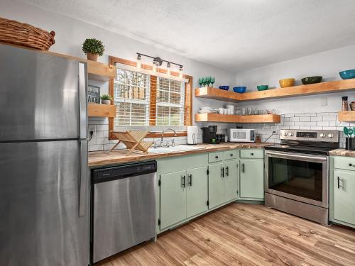 Livys Lake Retreat, 3min walk to Lake Junaluska! in Lake Junaluska, USA