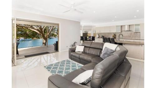 Riverfront Retreat Family Getaway 4BR with Pool in Bundall