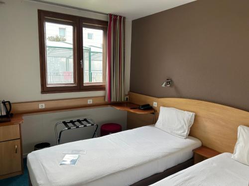 3 twin beds