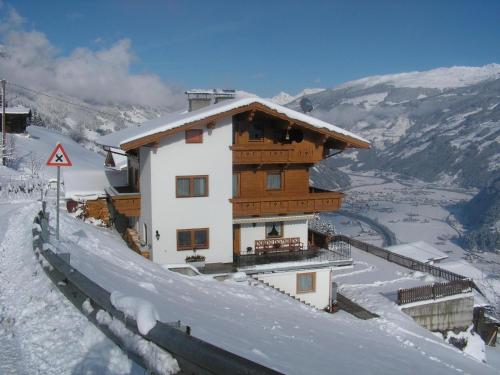  Apartment in Hippach im Zillertal with a view, Ferienwohnung in Mühlen