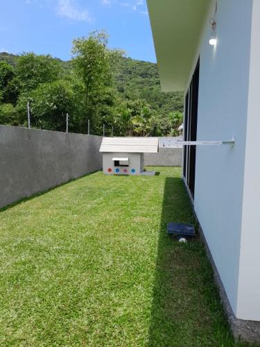 Casa de temporada bem próxima á praia (Casa de temporada bem proxima a praia) in ปอนตา ดาส กานาส