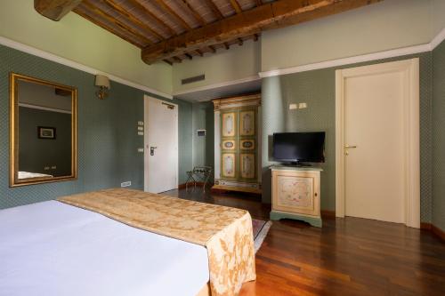 Standard Double Room image 4