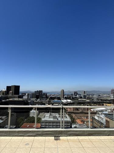 Spacious 2 Bedroom Apartment with Table Mountain View