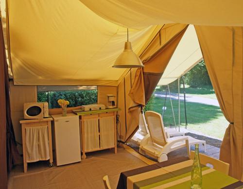 keuken, Camping Le Moulin des Effres in Secondigny