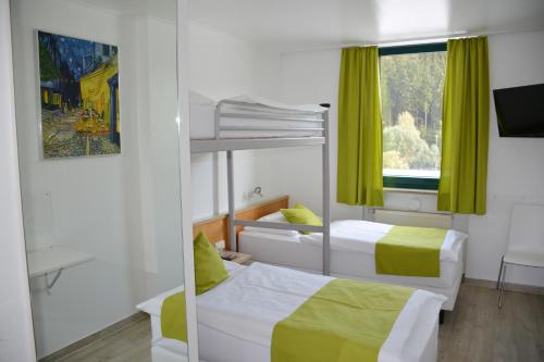 3 twin beds