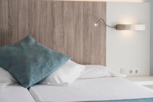 1 queen bed, 1 twin bed