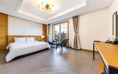 room detail thumbnail 1