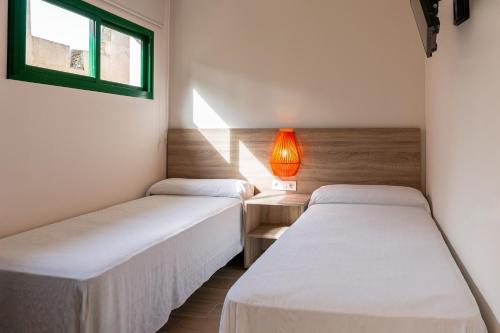 4 twin beds