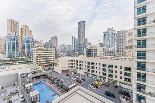 Near Dubai Marina Canal 2BR with Pool and City Views Balcony, Studio One, Dubai Marina by Deluxe Holiday Homes, Dubai (foto 5)