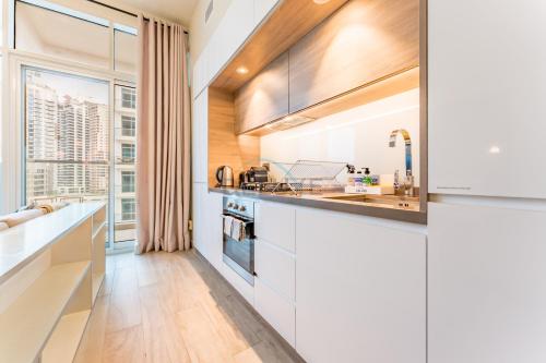 Near Dubai Marina Canal 2BR with Pool and City Views Balcony, Studio One, Dubai Marina by Deluxe Holiday Homes, Dubai (foto 6)