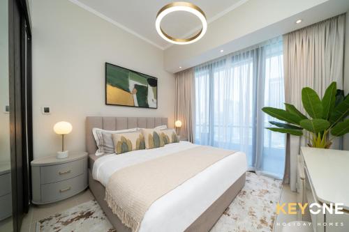 Vibrant Two Bedroom with Full Marina View - image 3