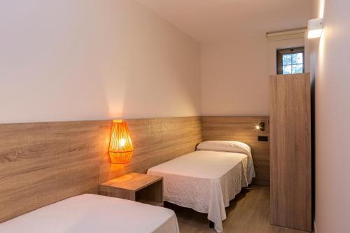 1 double bed, 2 twin beds