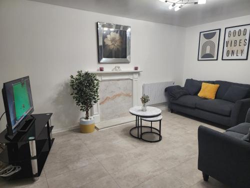 My Holiday Home -2 Bed House-Free Parking, Manchester (photo 5)